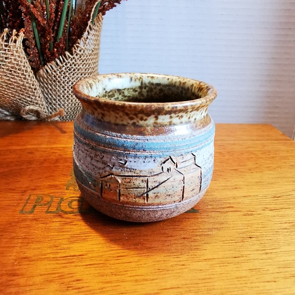 Small Striped Speckled Pottery Vase Etched with House Hills and Birds in Flight - Picture 16 of 16
